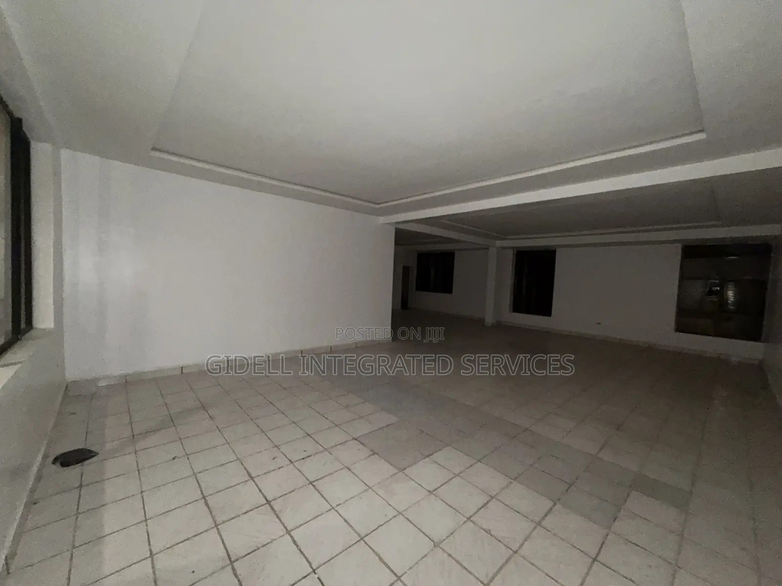 96sqm on the Third Floor in an Office Complex With Elevators in Central Business District