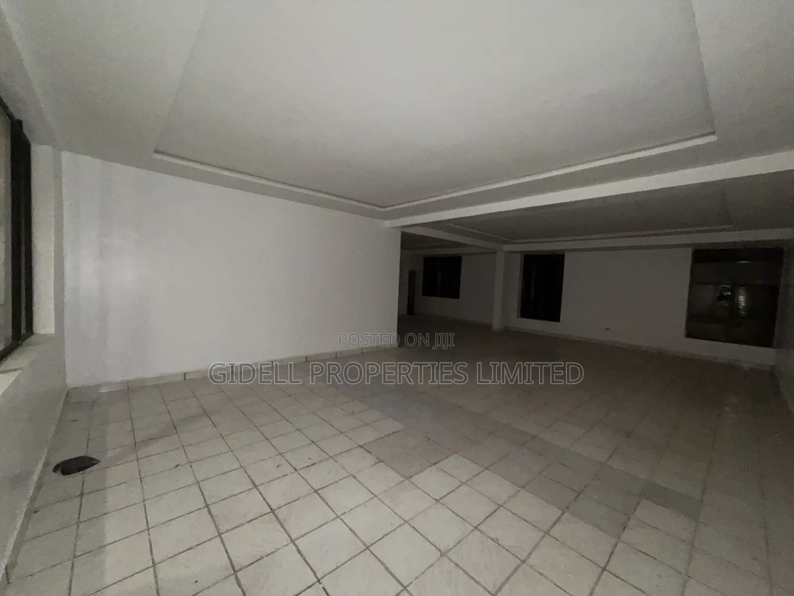 96sqm on the Third Floor in an Office Complex With Elevators in Central Business District