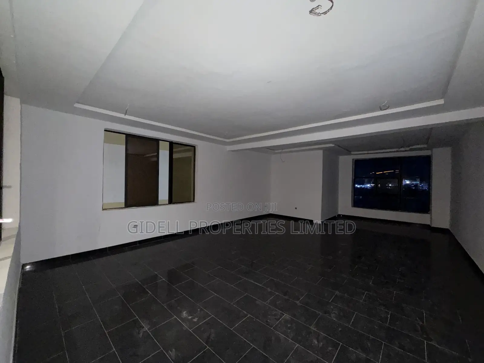 56sqm Office Space on the Third Floor in an Office Complex in Central Business District
