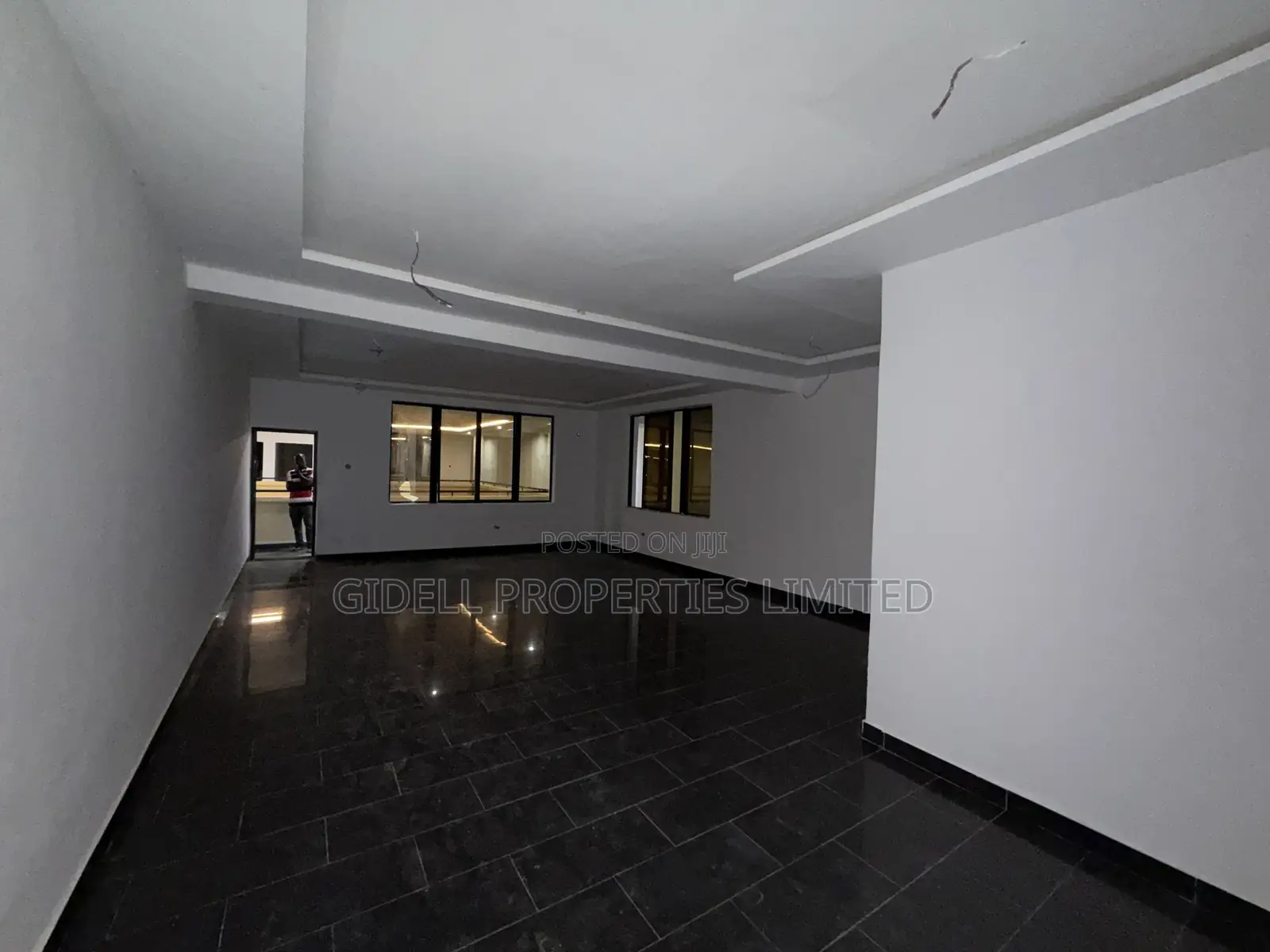56sqm Office Space on the Third Floor in an Office Complex in Central Business District