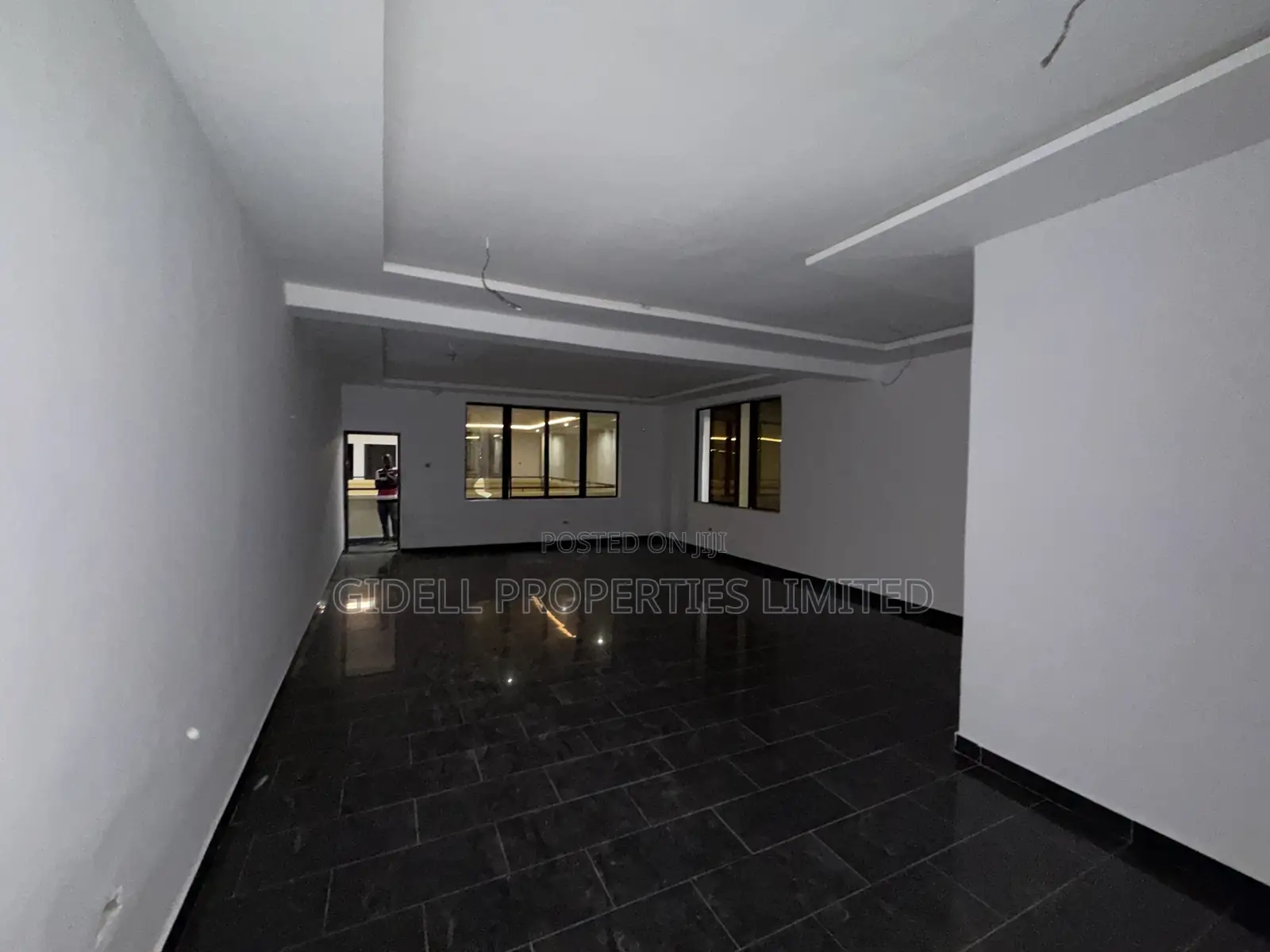 56sqm Office Space on the Third Floor in an Office Complex in Central Business District