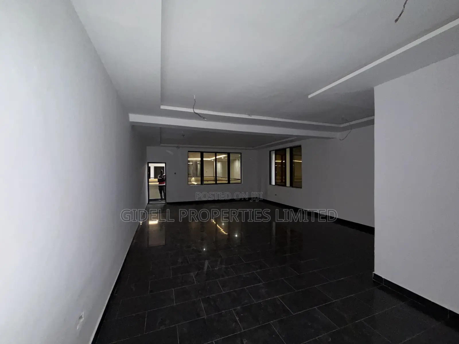 56sqm Office Space on the Third Floor in an Office Complex in Central Business District
