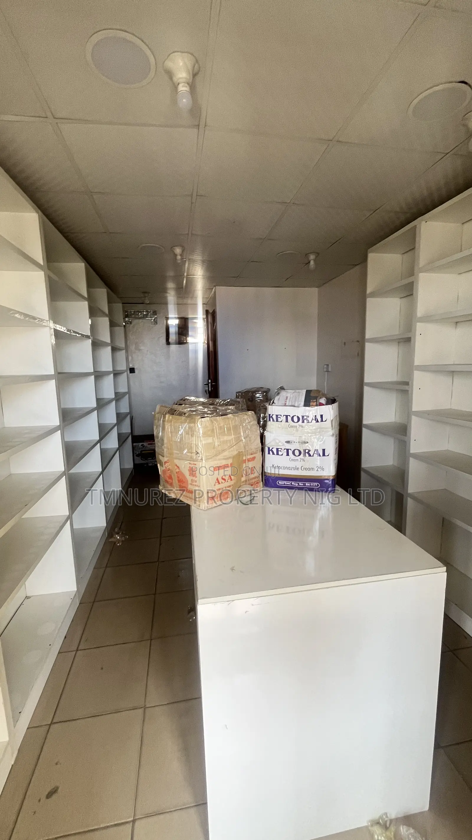 Shop in Plaza in Ado / Ajah