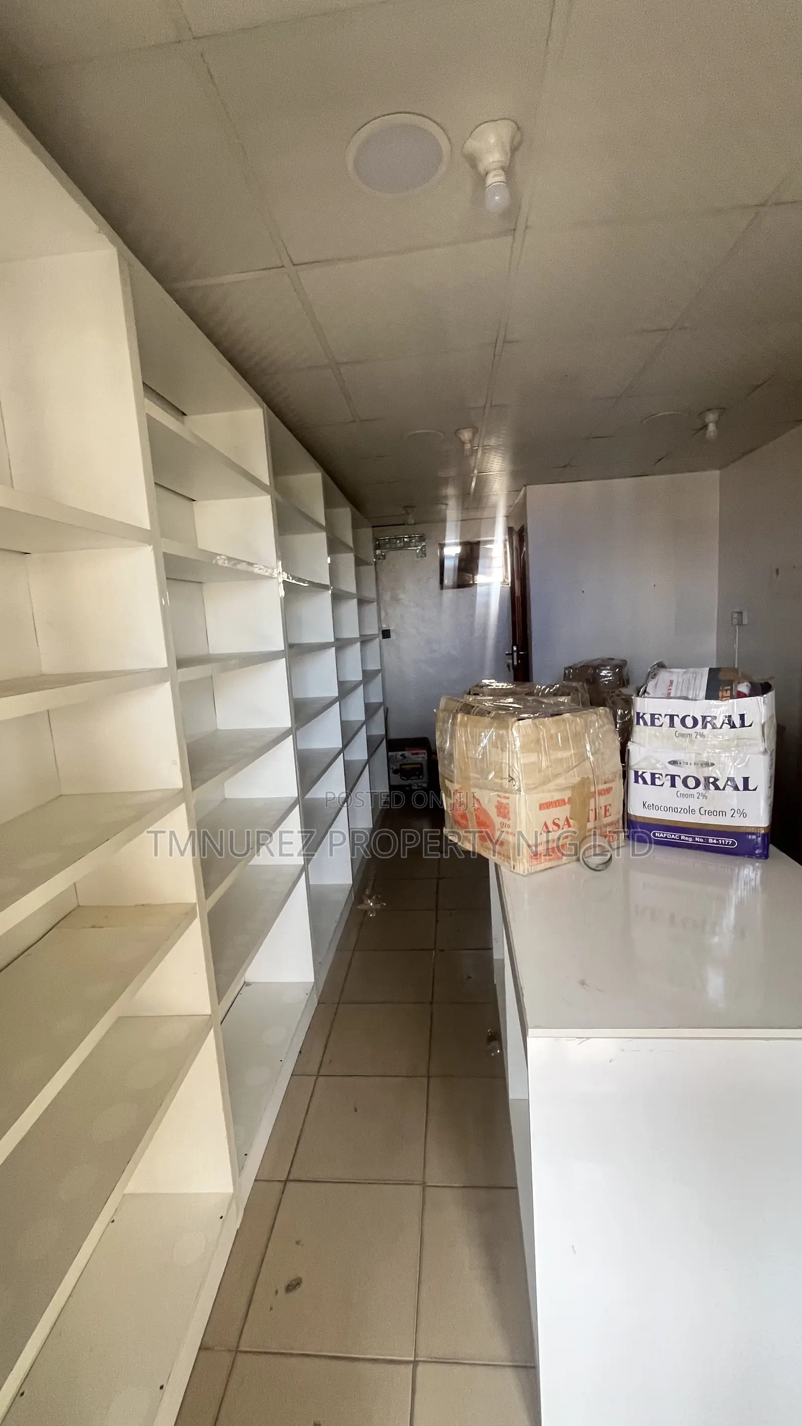 Shop in Plaza in Ado / Ajah