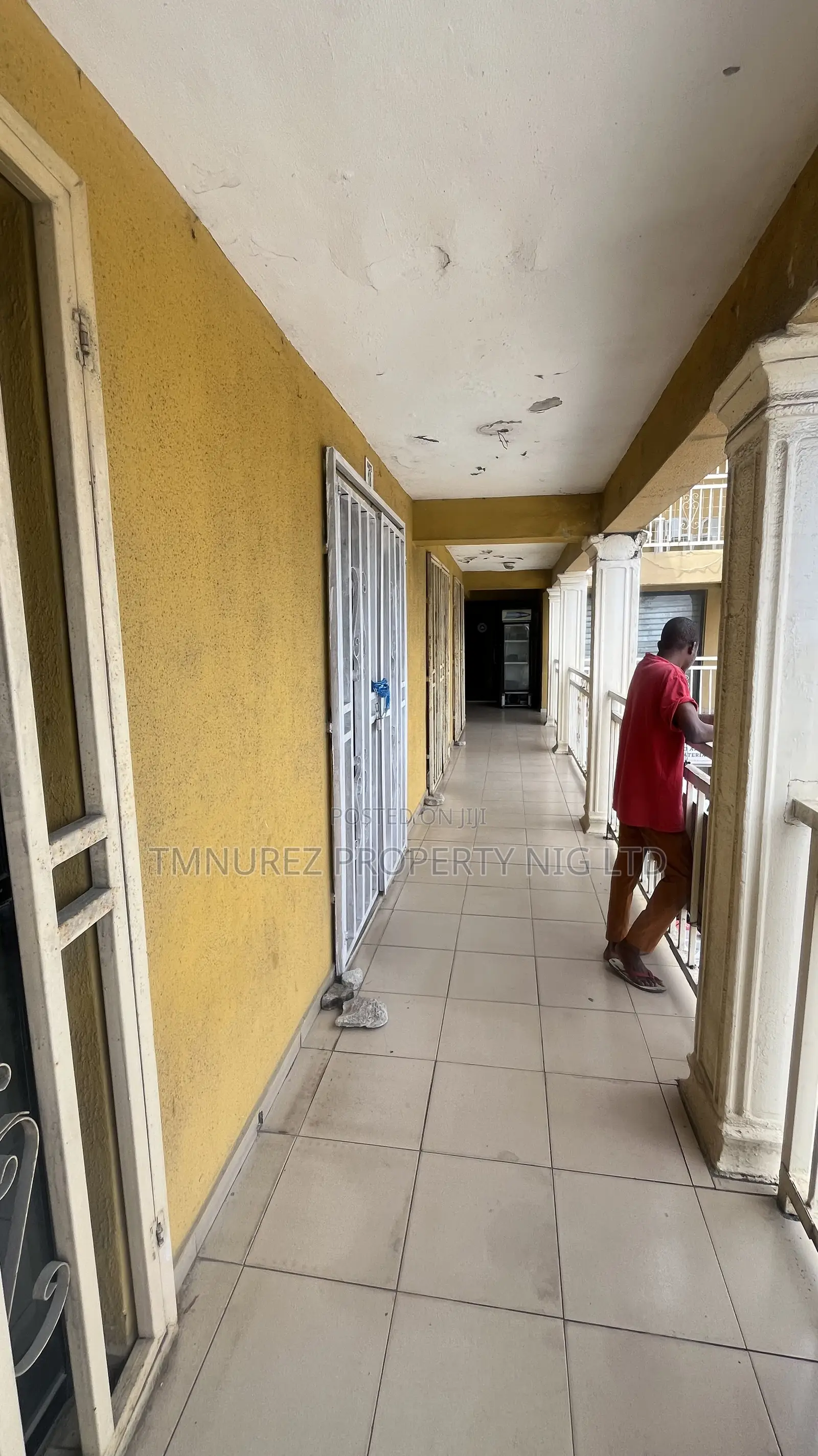 Shop in Plaza in Ado / Ajah