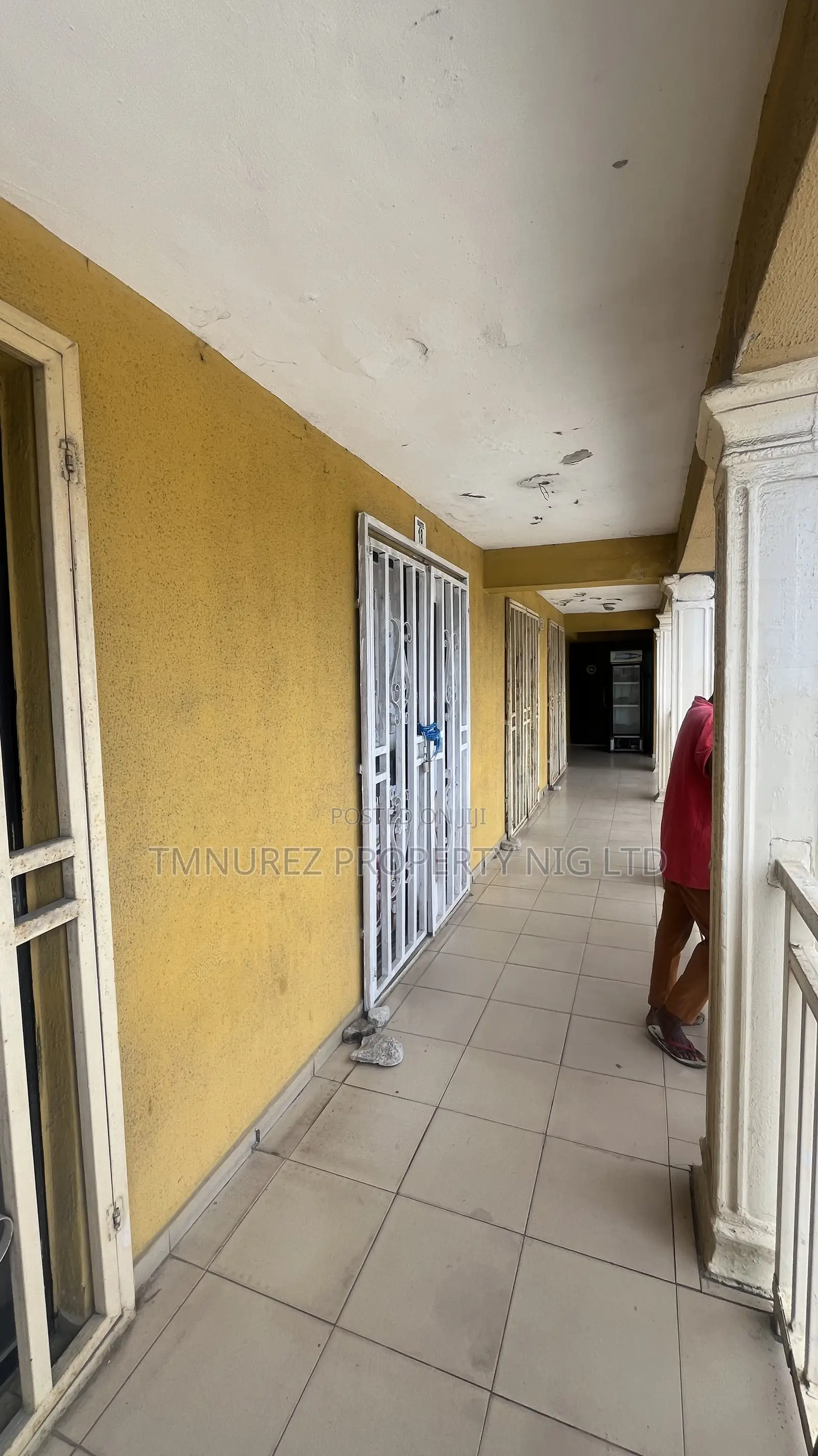 Shop in Plaza in Ado / Ajah