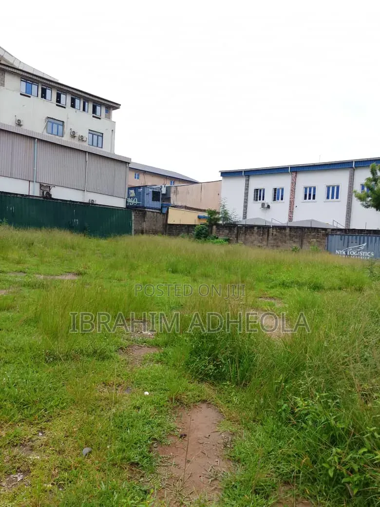 Lease Term: 5 Years Only Ideal for Warehouse, Truck Garage.: in Oregun