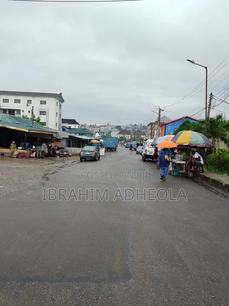 Lease Term: 5 Years Only Ideal for Warehouse, Truck Garage.: in Oregun