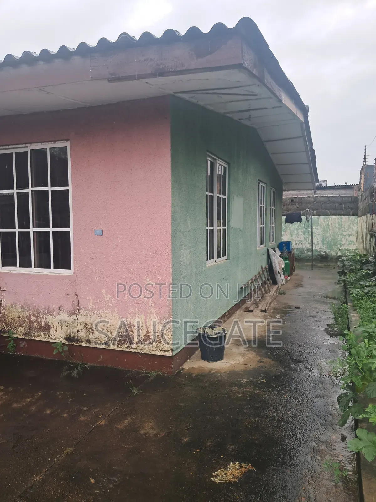 2bdrm Bungalow in Close Satellite Town for sale in Satellite Town