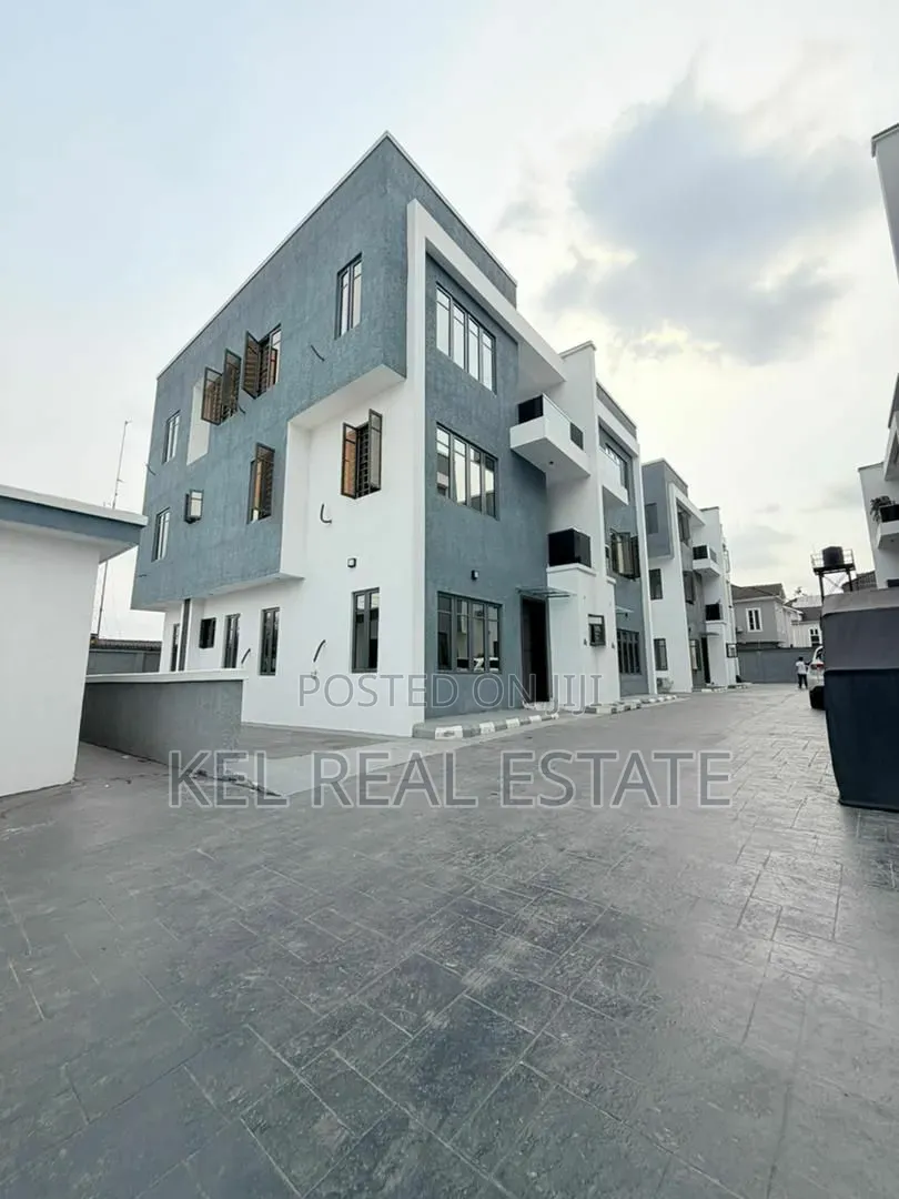 4bdrm Duplex in Onigbongbo for sale in Onigbongbo