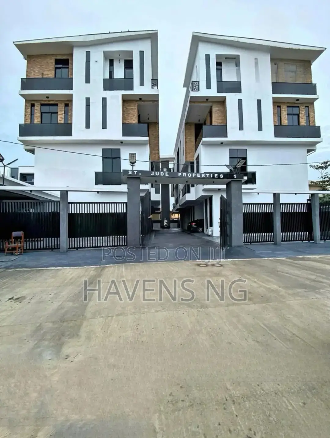4bdrm Duplex in Chevron for sale in Chevron