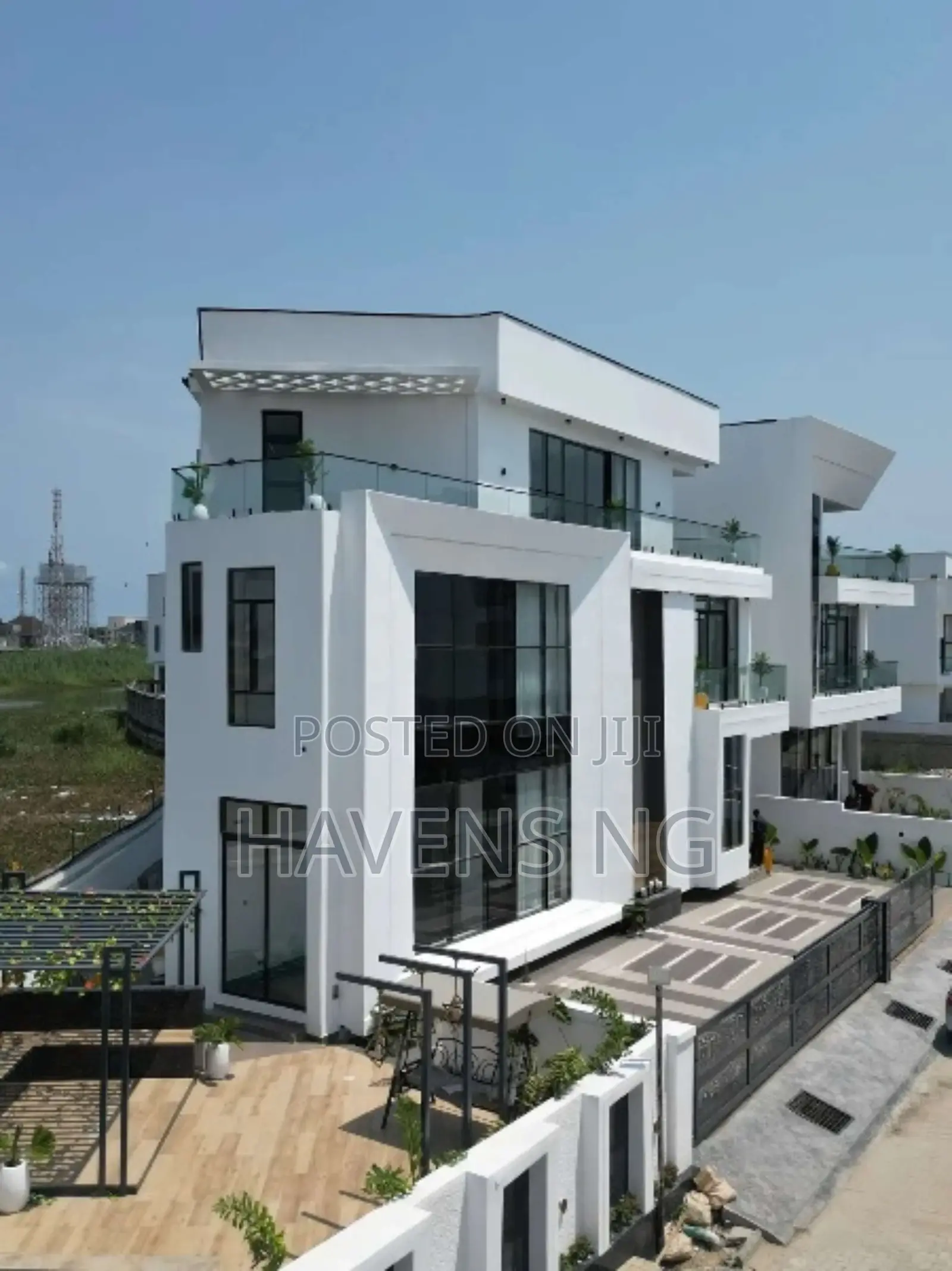 5bdrm Duplex in Chevron for sale in Chevron