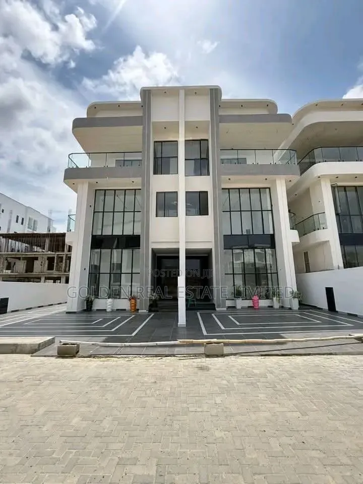 5bdrm Duplex in Lekki Phase 1 for sale in Lekki Phase 1