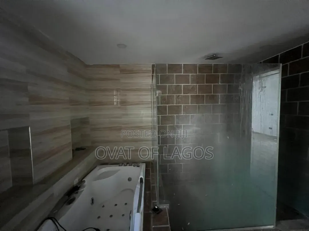 5bdrm Duplex in Chevron for rent in Chevron