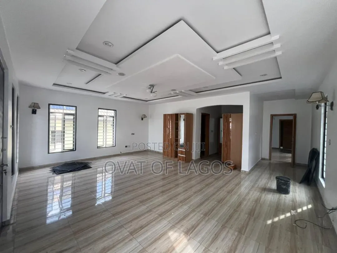 5bdrm Duplex in Chevron for rent in Chevron