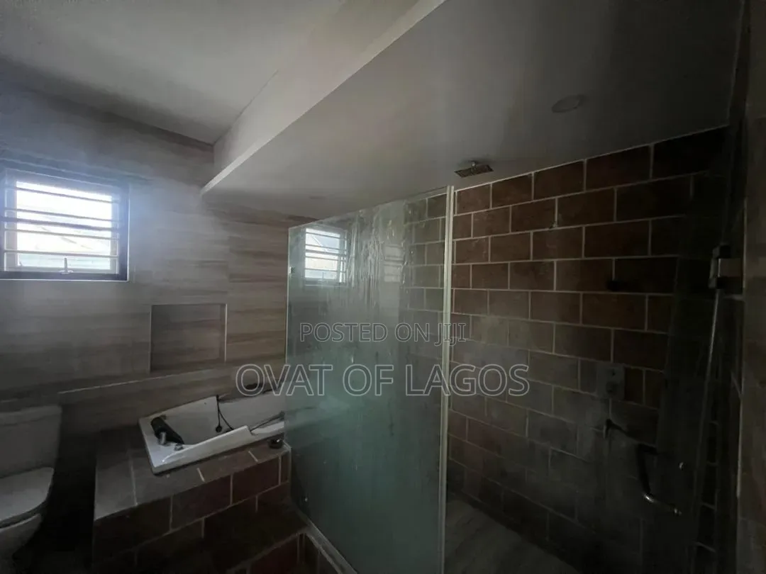 5bdrm Duplex in Chevron for rent in Chevron