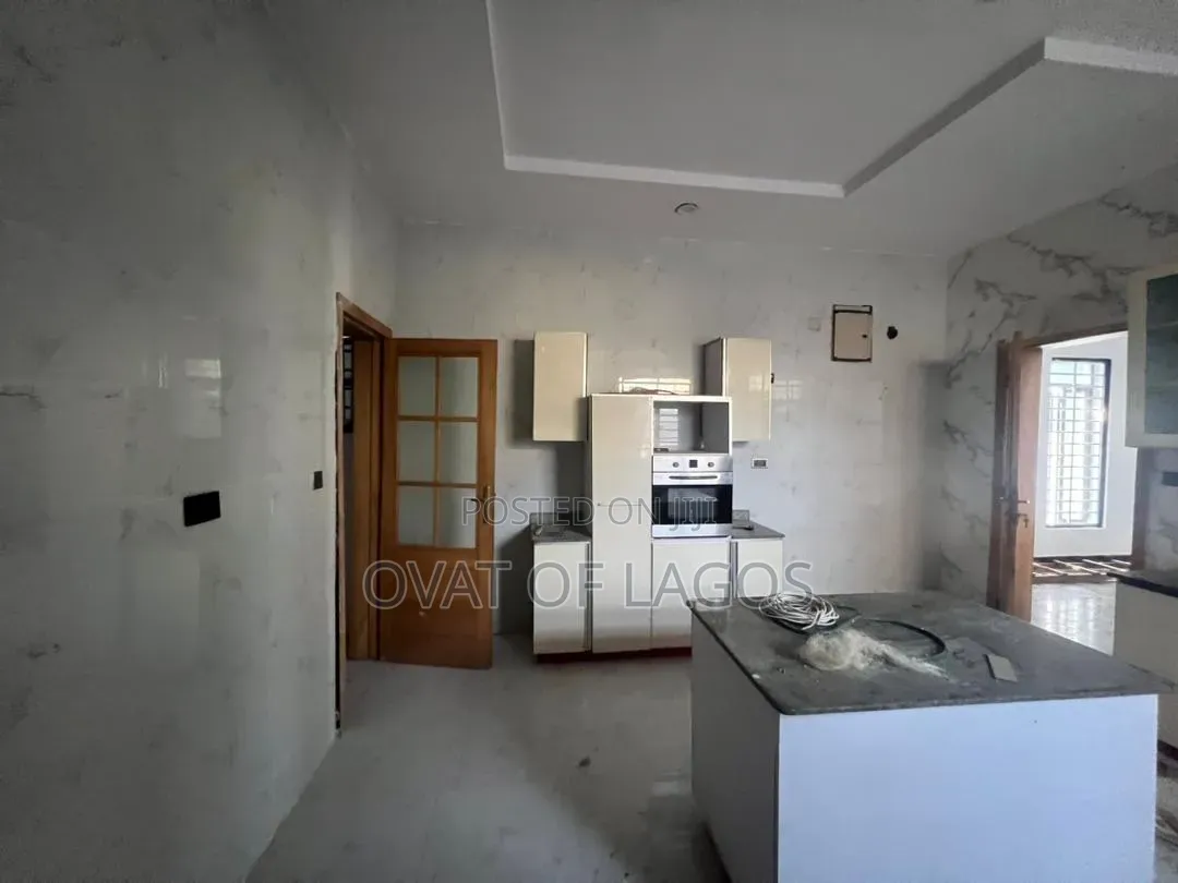 5bdrm Duplex in Chevron for rent in Chevron