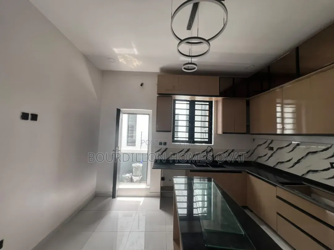 4bdrm Duplex in Lekki Scheme 2 for sale in Ilaje / Lekki