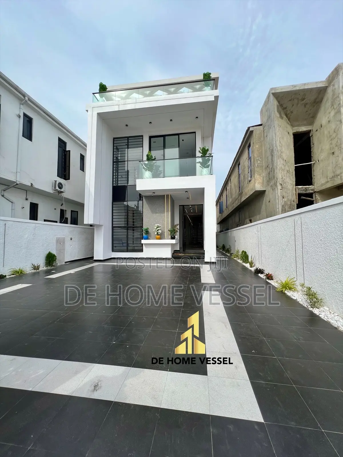 5bdrm Duplex in Ikota for sale in Ikota