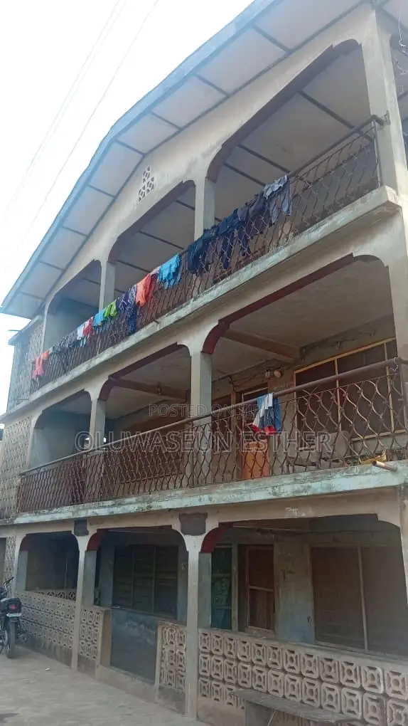 3bdrm Block of Flats in Alakia for sale in Alakia