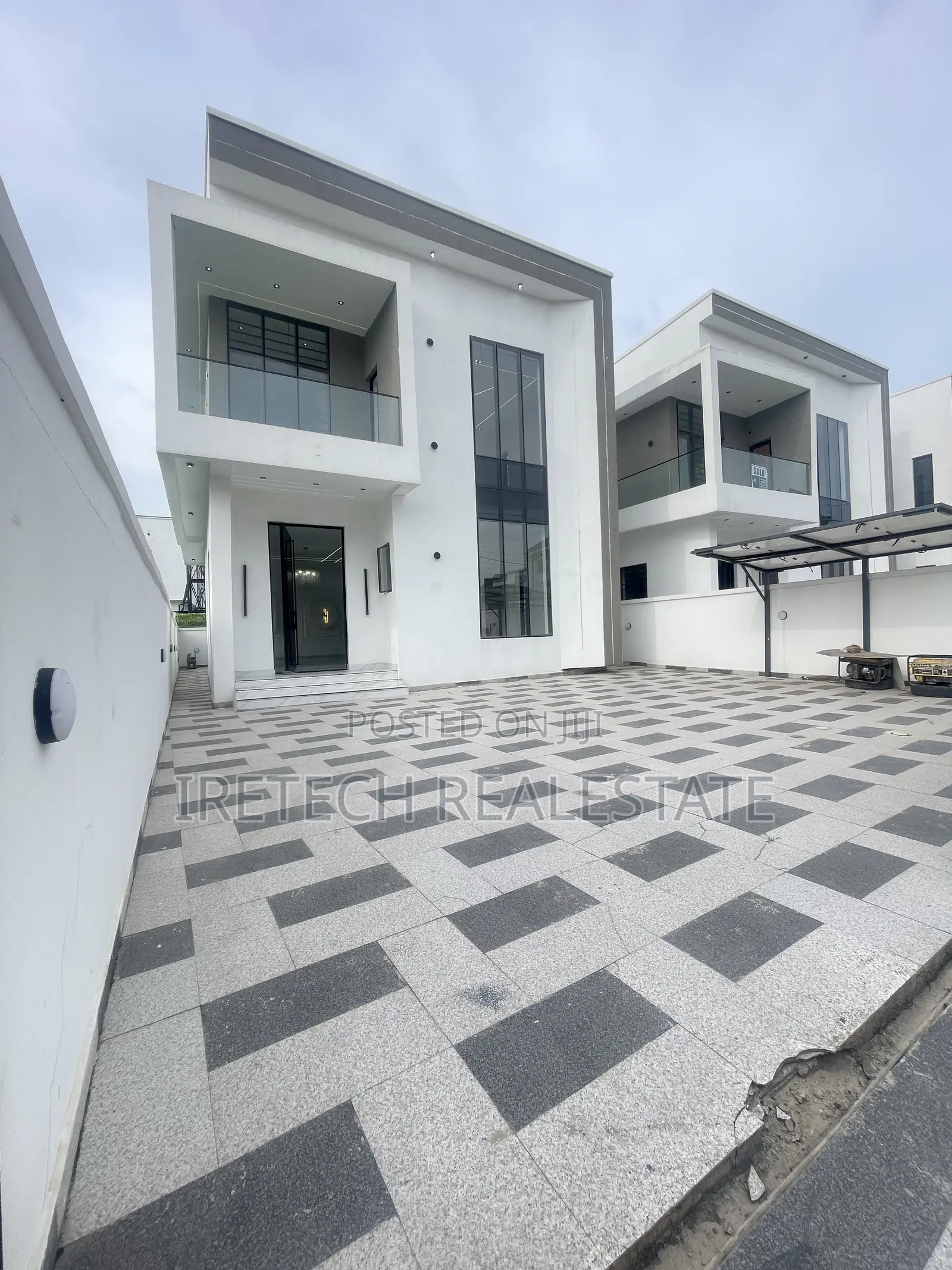 4bdrm Duplex in In A Gated And, Off Lekki-Epe Expressway for sale in Off Lekki-Epe Expressway