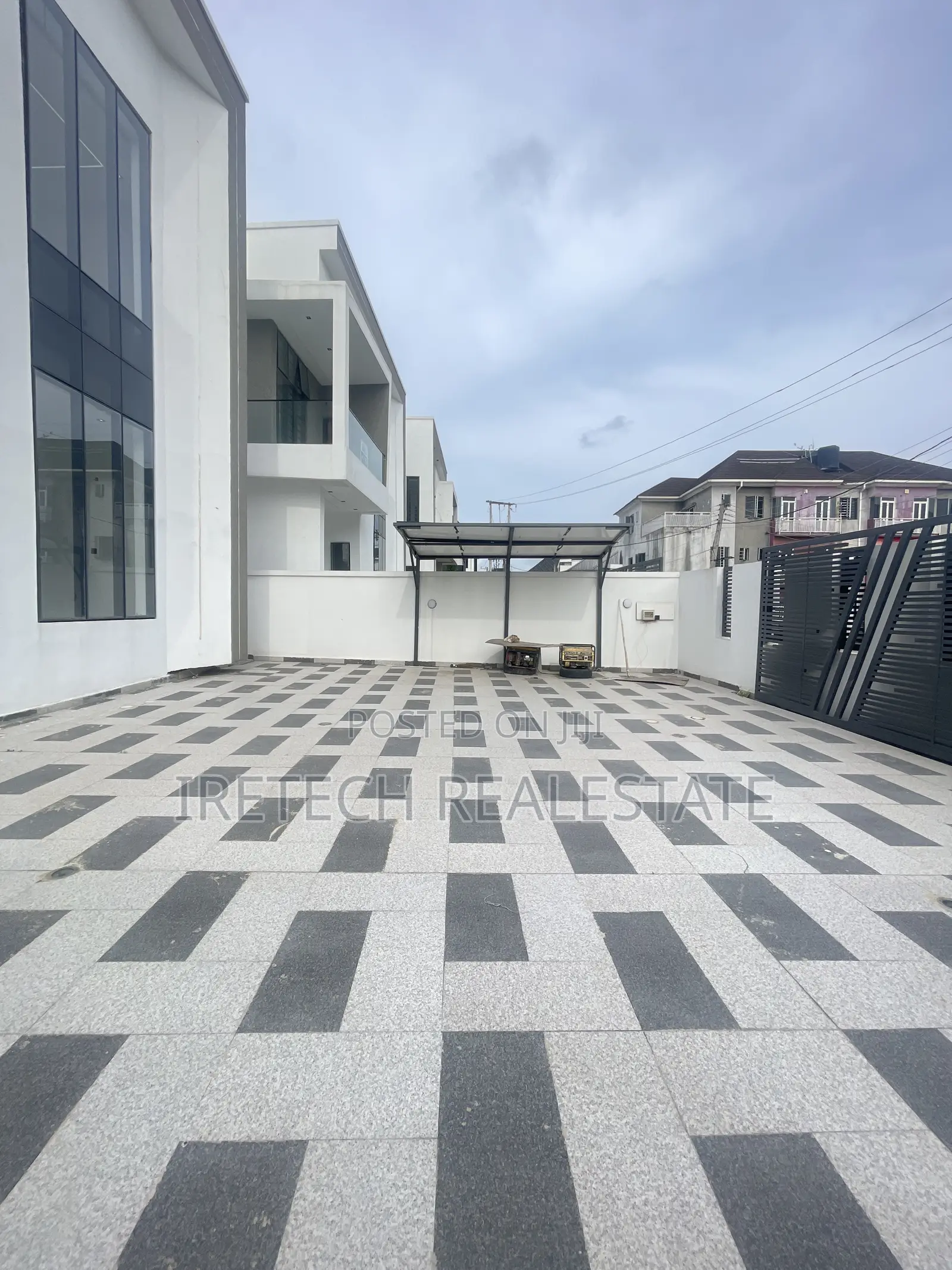 4bdrm Duplex in In A Gated And, Off Lekki-Epe Expressway for sale in Off Lekki-Epe Expressway
