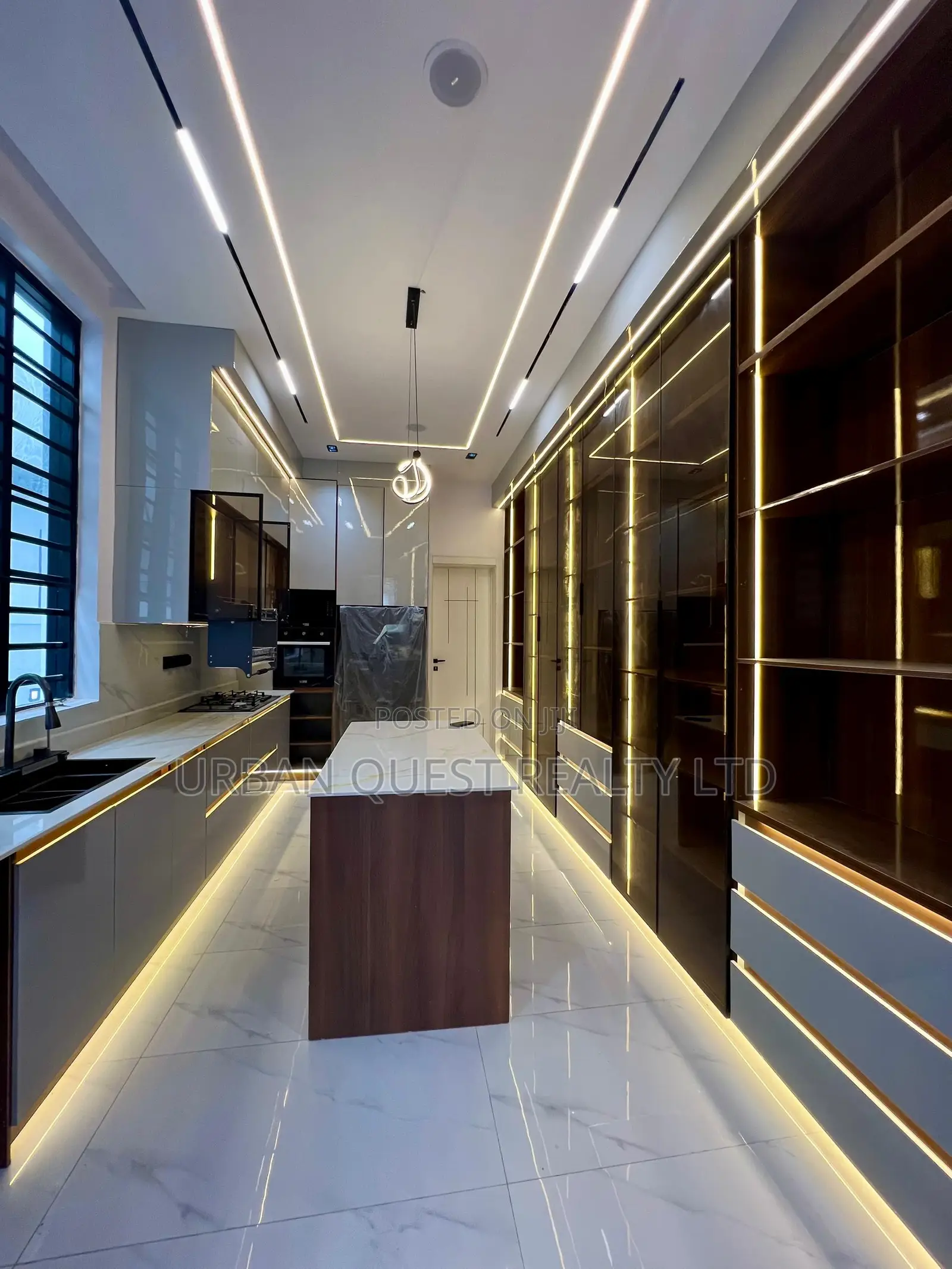 5bdrm Duplex in Ikota for sale in Ikota