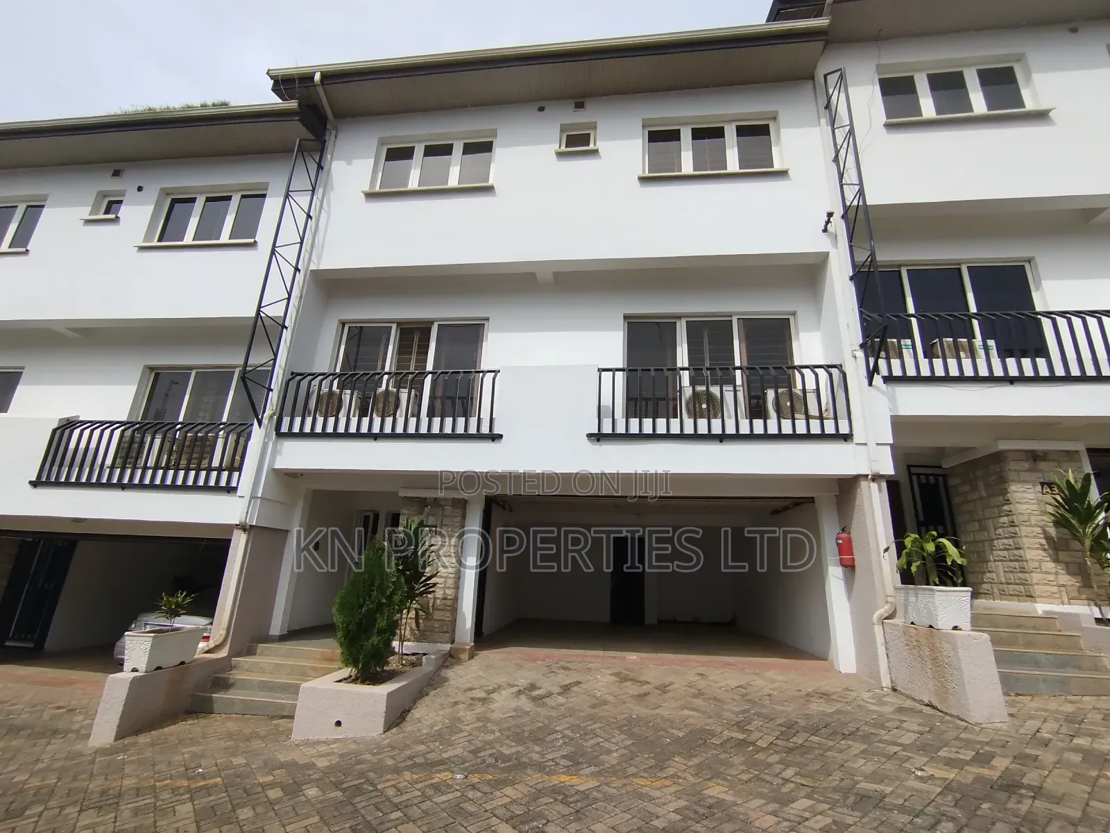 4bdrm Duplex in Apo for rent in Apo District
