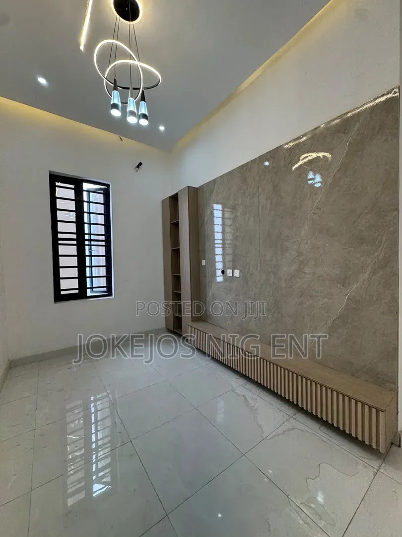 5bdrm Duplex in Thomas Estate for sale in Thomas Estate