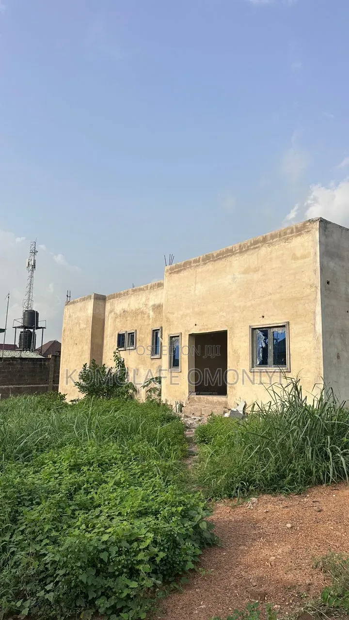 6bdrm Mansion in Oluyole Estate for sale in Oluyole Estate
