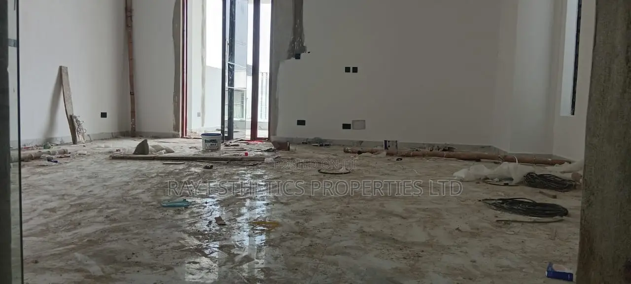5bdrm Duplex in Bakare/Bera Estate, for sale in Chevron