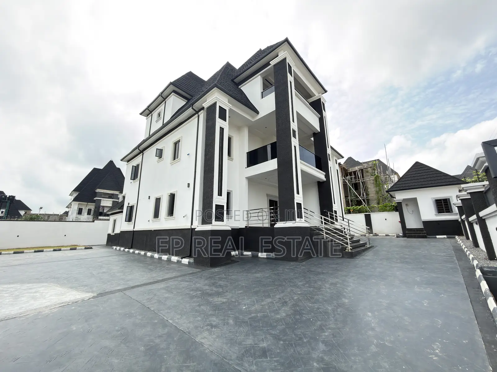6bdrm Duplex in Dakwo District for sale in Dakwo District