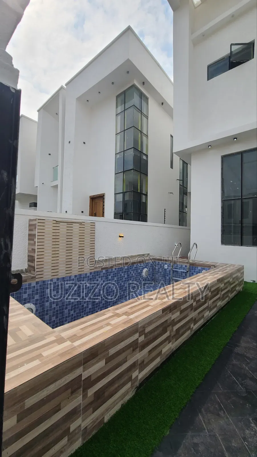 4bdrm Duplex in Chevron for sale in Chevron