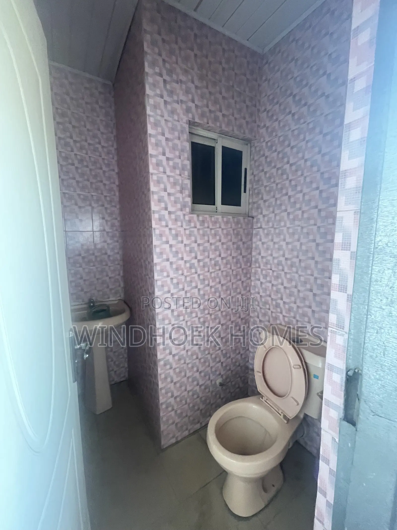 100sqms on the 1st Floor in a Well Serviced Office Complex in Garki