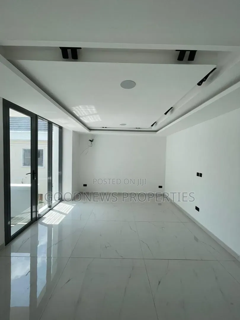 5bdrm Duplex in Ikate for sale in Ikate