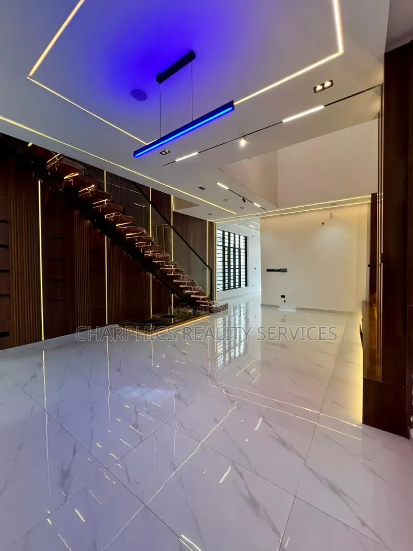 5bdrm Duplex in Ikota for sale in Ikota