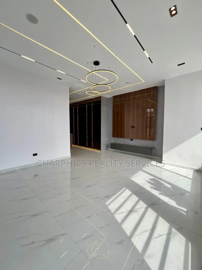 5bdrm Duplex in Ikota for sale in Ikota