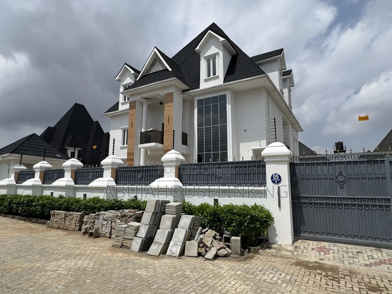 7bdrm Duplex in Efab Metropolis, Karsana for sale in Karsana