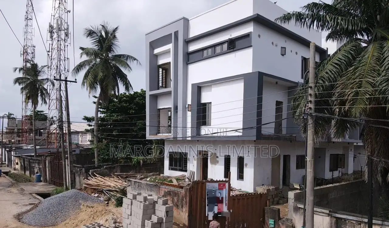 5bdrm Duplex in Alaka for sale in Alaka Estate