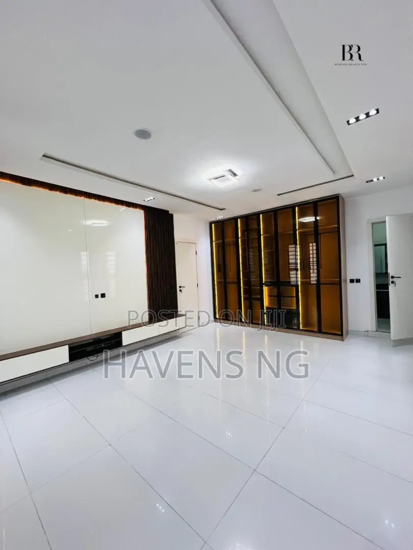 5bdrm Duplex in Ikota for sale in Ikota