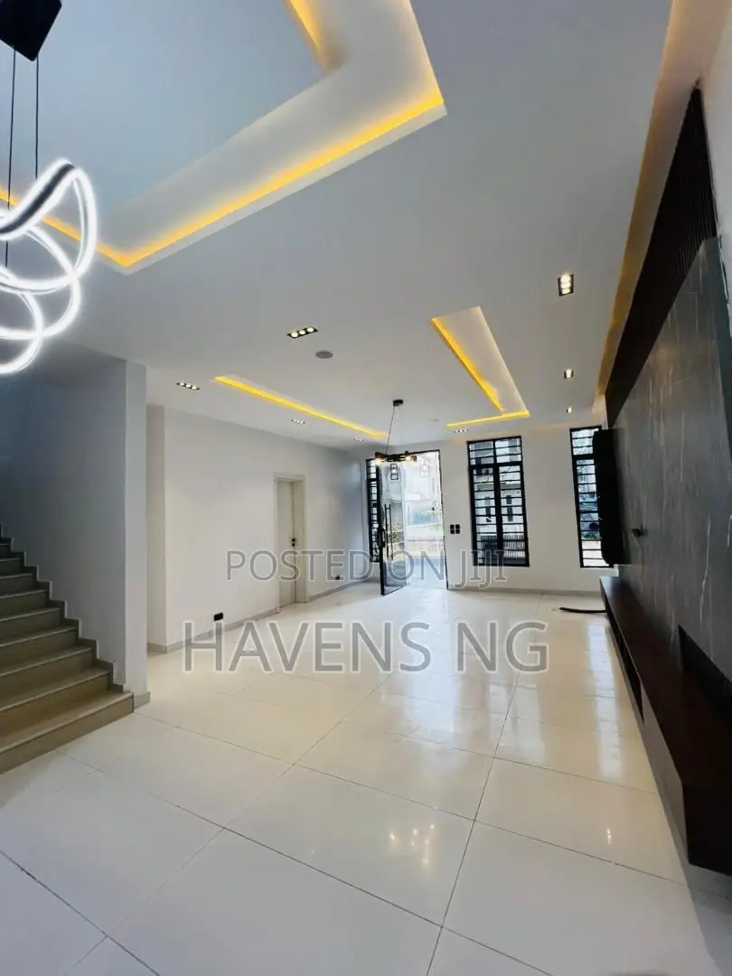 5bdrm Duplex in Ikota for sale in Ikota