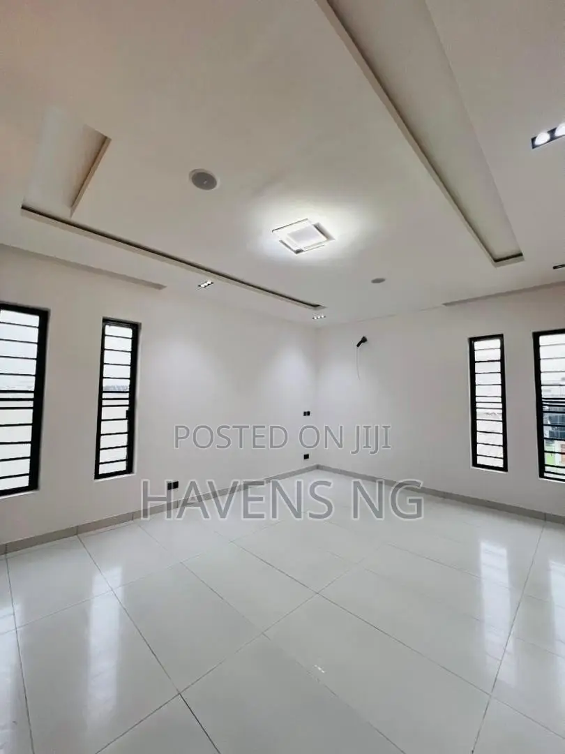 5bdrm Duplex in Ikota for sale in Ikota