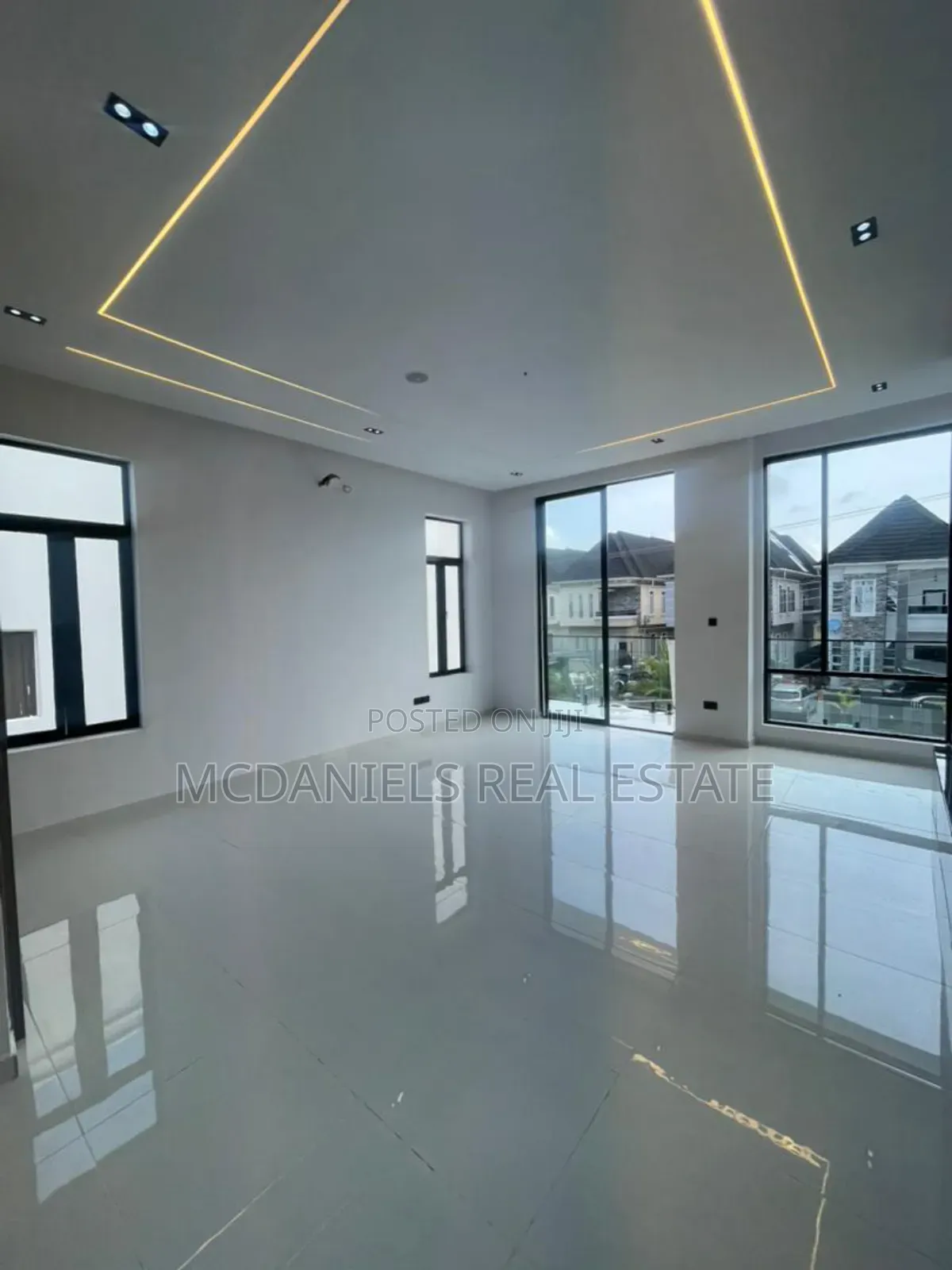 5bdrm Duplex in Ikota for sale in Ikota