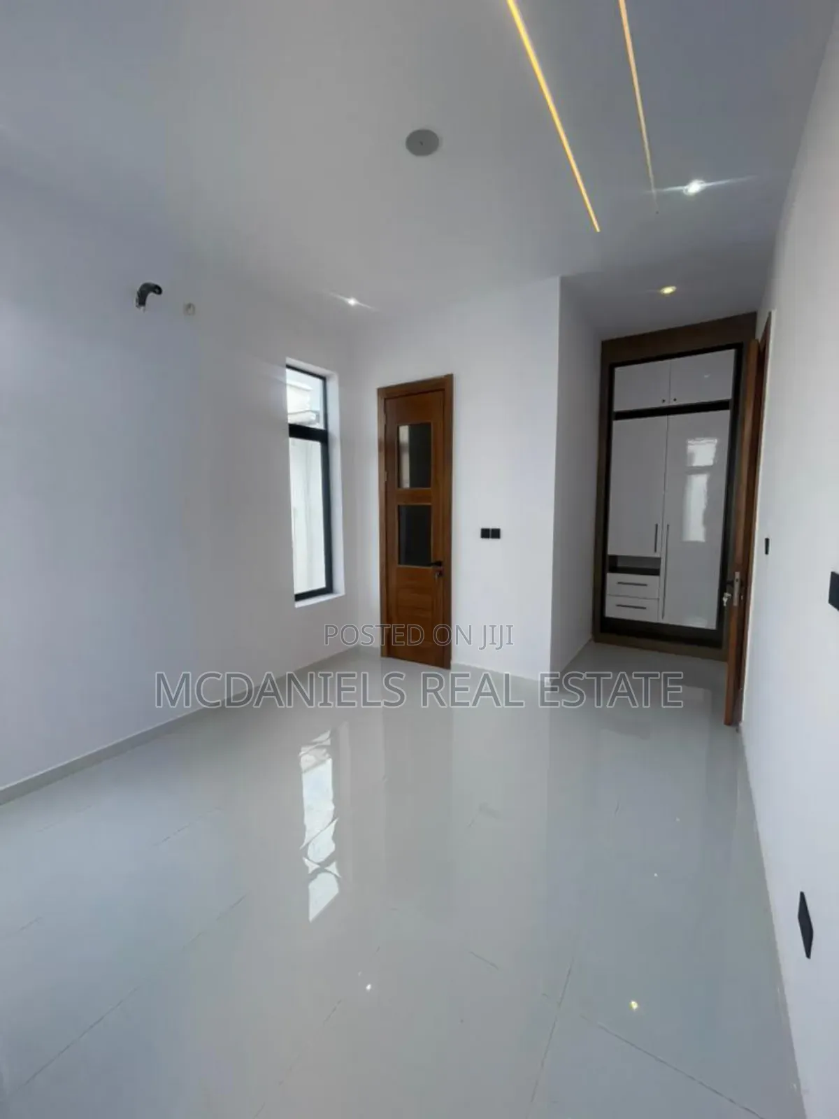 5bdrm Duplex in Ikota for sale in Ikota