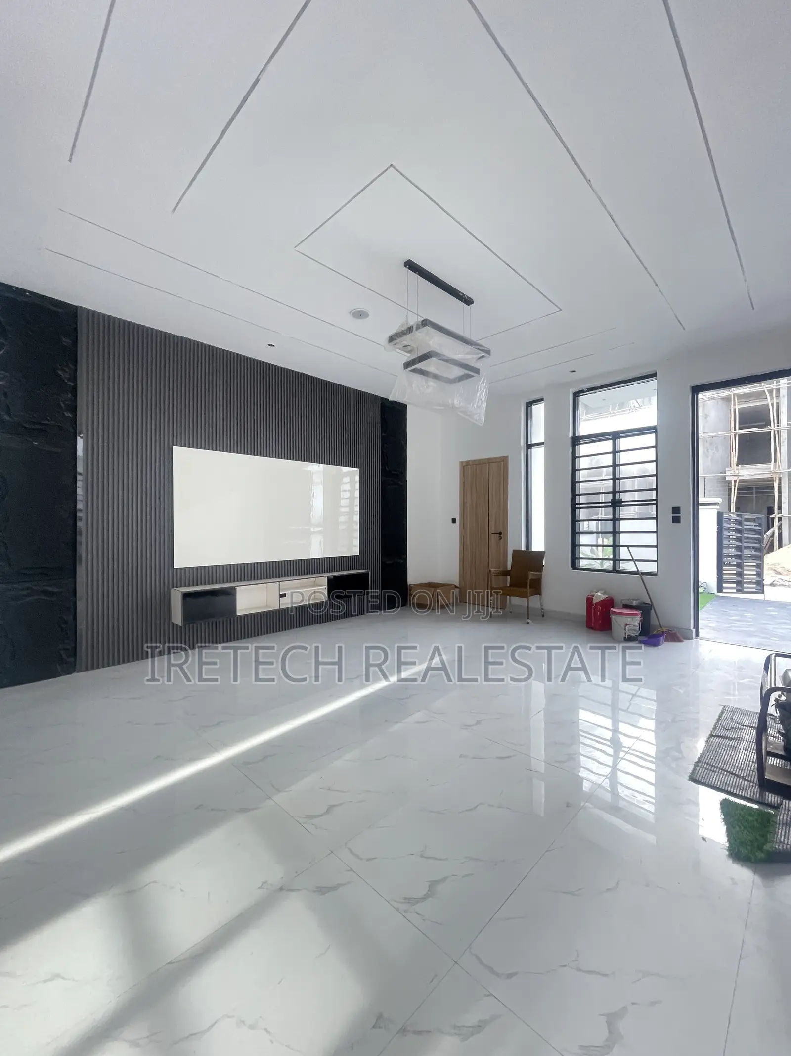 4bdrm Duplex in In A Well Secured, Off Lekki-Epe Expressway for sale in Off Lekki-Epe Expressway