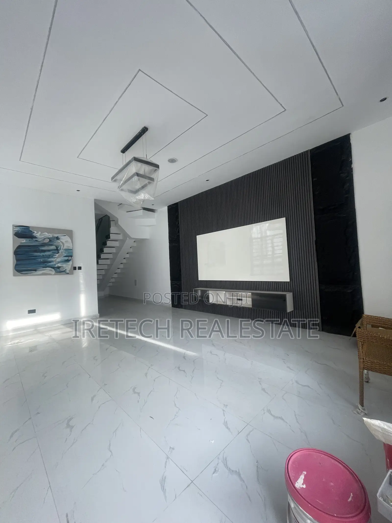 4bdrm Duplex in In A Well Secured, Off Lekki-Epe Expressway for sale in Off Lekki-Epe Expressway