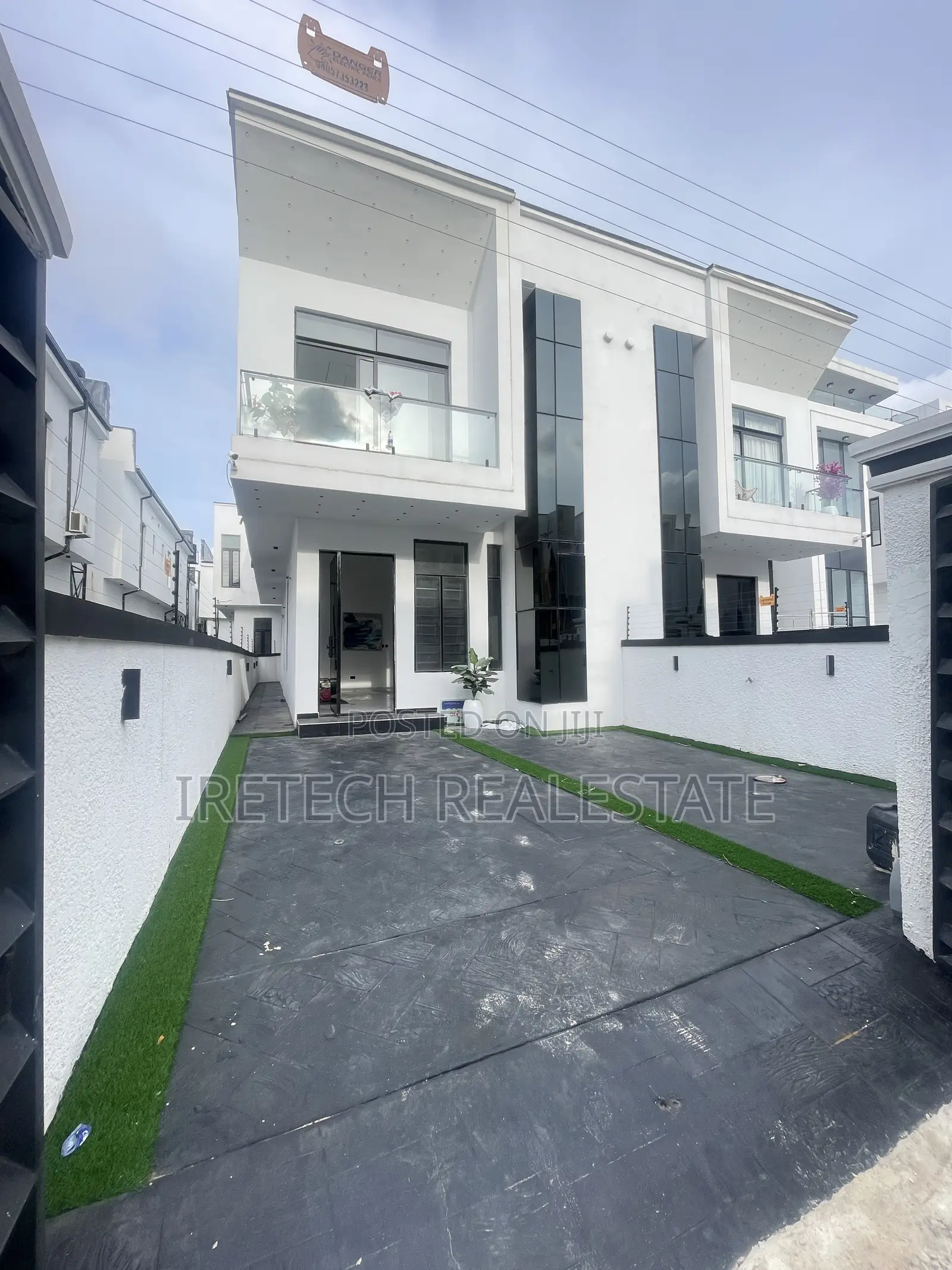4bdrm Duplex in In A Well Secured, Off Lekki-Epe Expressway for sale in Off Lekki-Epe Expressway