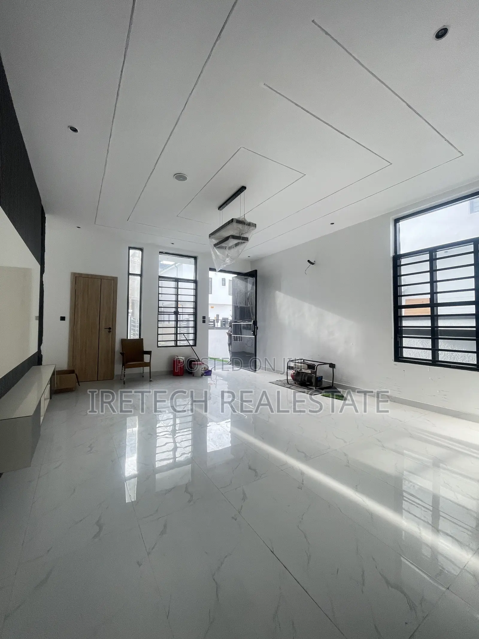 4bdrm Duplex in In A Well Secured, Off Lekki-Epe Expressway for sale in Off Lekki-Epe Expressway