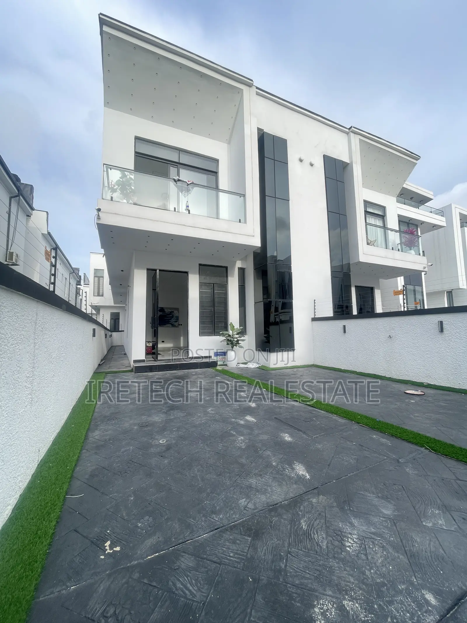 4bdrm Duplex in In A Well Secured, Off Lekki-Epe Expressway for sale in Off Lekki-Epe Expressway