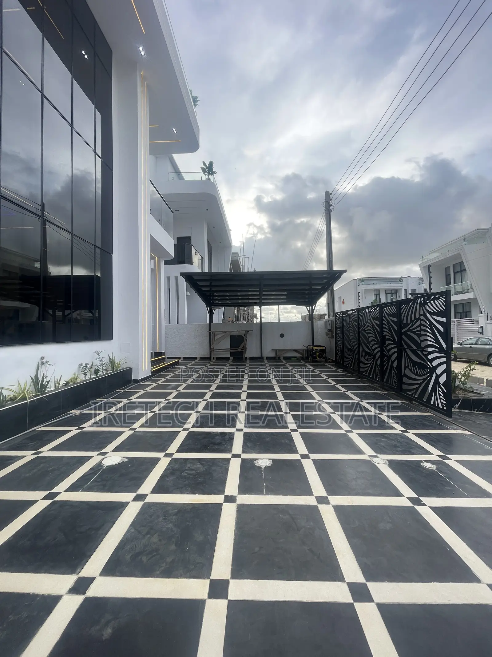 5bdrm Duplex in Lekki Palm A Well for sale in Off Lekki-Epe Expressway